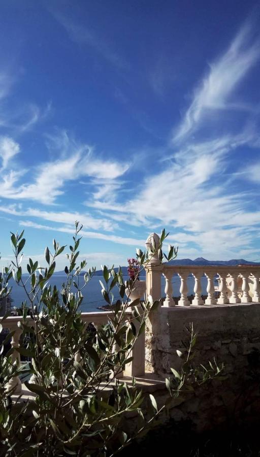 Aris Apartment Sarandë エクステリア 写真