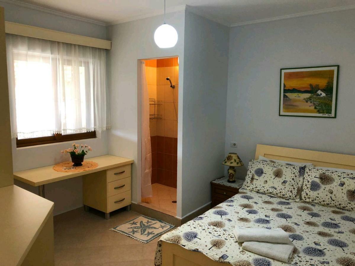 Aris Apartment Sarandë エクステリア 写真